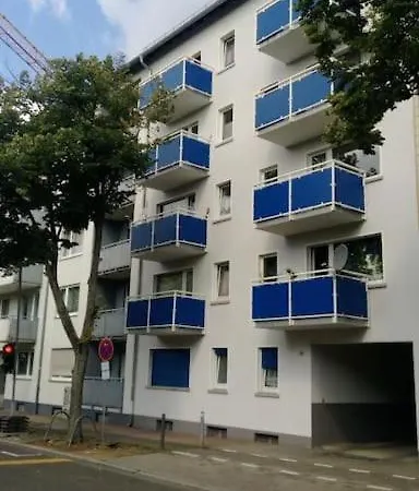 Kleines In Frankfurt Mit Eigenem Stellplatz In Messenaehe * Франкфурт-на-Майне