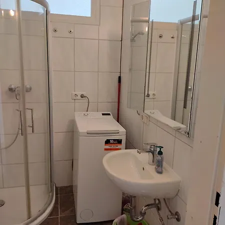 Apartment Kleines In Frankfurt Mit Eigenem Stellplatz In Messenaehe