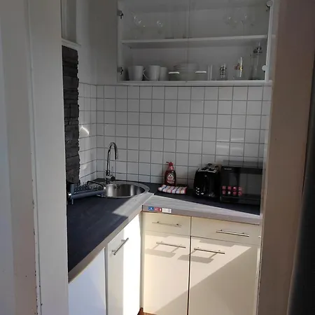 Kleines In Frankfurt Mit Eigenem Stellplatz In Messenaehe *