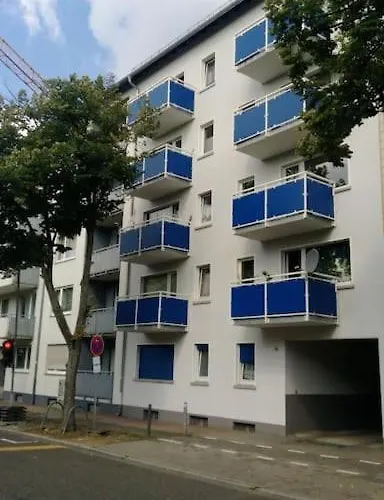 Kleines In Frankfurt Mit Eigenem Stellplatz In Messenaehe * Frankfurt am Main