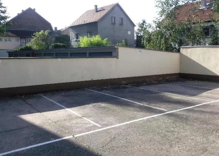 Kleines In Frankfurt Mit Eigenem Stellplatz In Messenaehe * Frankfurt am Main